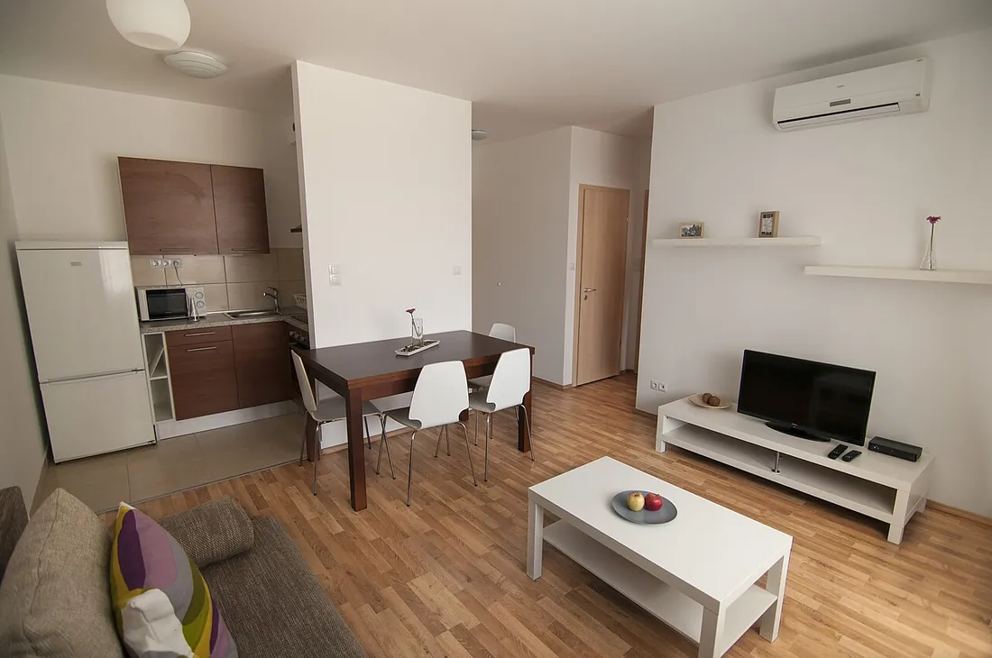 Salón comedor con cocina abierta de un piso amueblado, antes del vaciado